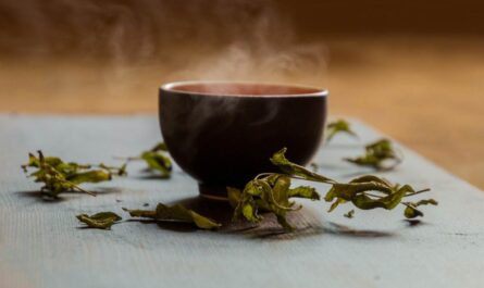 drinking green tea lower cholesterol